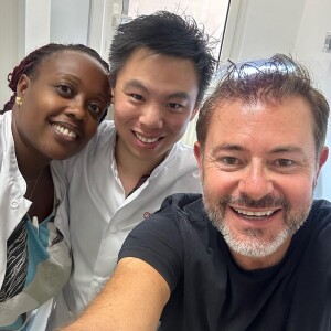 Un passage à l'hôpital immortalisé en selfie, aux côtés de deux soignants.
Jérôme Anthony sur Instagram.