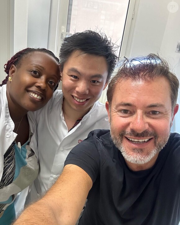 Un passage à l'hôpital immortalisé en selfie, aux côtés de deux soignants.
Jérôme Anthony sur Instagram.
