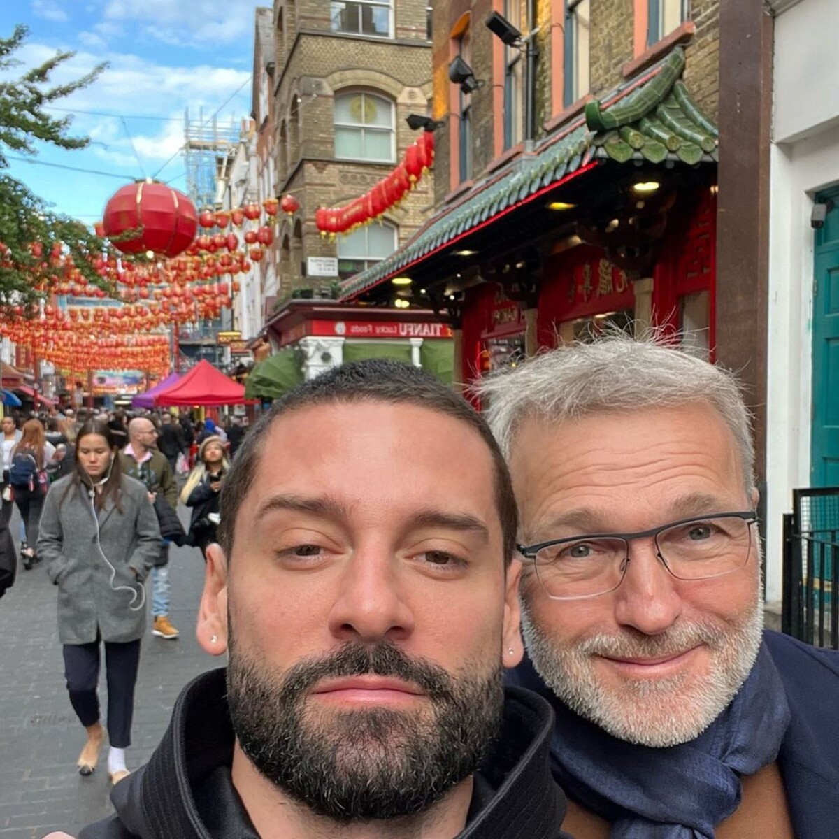 Photo : Il sy rend régulièrement avec son compagnon Hugo Manos Laurent  Ruquier avec son compagnon Hugo Manos à Londres en juin 2022. - Purepeople