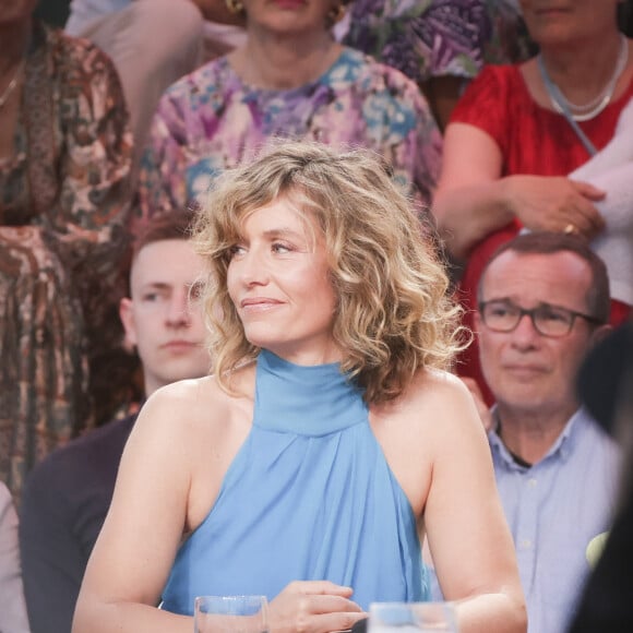 Exclusif - Cécile de France - Emission "C à vous" lors du 76ème Festival International du Film de Cannes le 22 mai 2023. © Jack Tribeca / Bestimage 