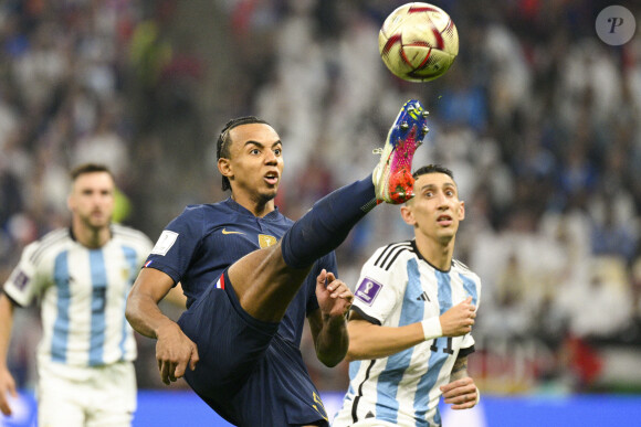 Le footballeur français Jules Koundé a saisi son compte Twitter pour manifester sa colère
Jules Koundé contre Angel Di Maria - Match "France - Argentine (3-3 - tab 2-4)" en finale de la Coupe du Monde 2022 au Qatar, le 18 décembre 2022.