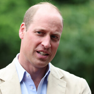 Très détendu, cocktail à la main, il a profité d'une bonne soirée entre amis.
Le prince William, prince de Galles, lors d'une visite à l'association Reach Up Youth au centre Verdon Recreation à Sheffield, Royaume-Uni, le 27 juin 2023. 