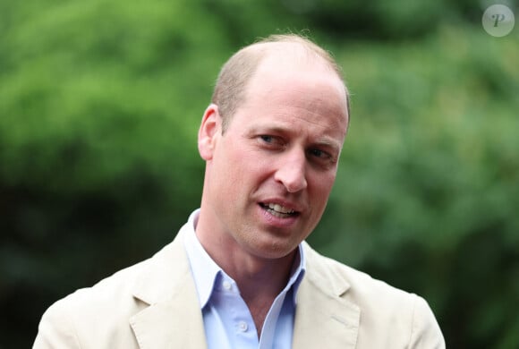 Très détendu, cocktail à la main, il a profité d'une bonne soirée entre amis.
Le prince William, prince de Galles, lors d'une visite à l'association Reach Up Youth au centre Verdon Recreation à Sheffield, Royaume-Uni, le 27 juin 2023. 