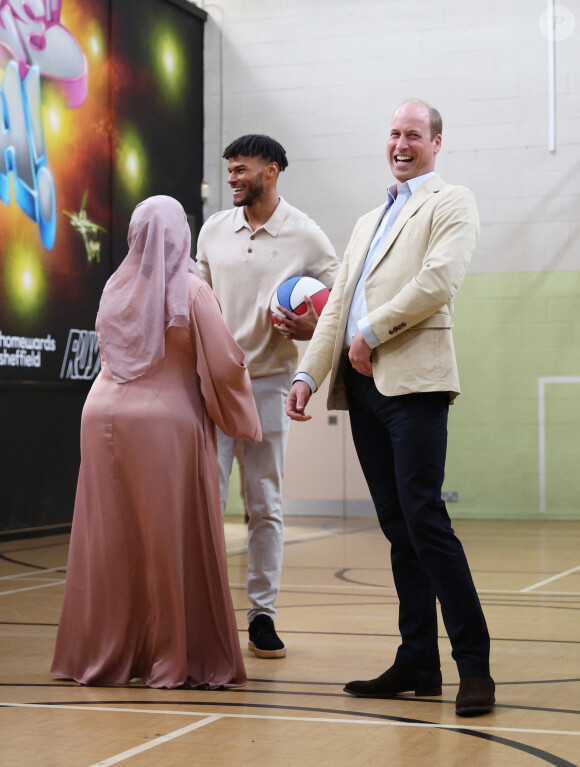 Le prince William, prince de Galles, lors d'une visite à l'association Reach Up Youth au centre Verdon Recreation à Sheffield, Royaume-Uni, le 27 juin 2023.