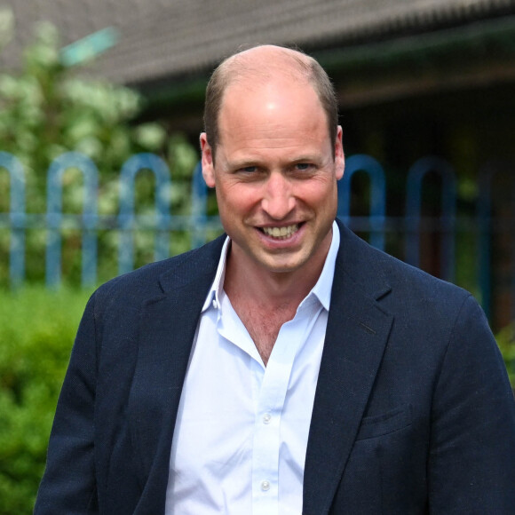 Le prince William a été repéré dans une boite de nuit ce week-end !
Le prince William, prince de Galles lors d'une visite à l'école primaire Maindee à Newport, Royaume Uni. 