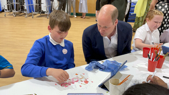 Le prince William, prince de Galles, lors d'une visite à l'école primaire Maindee à Newport, le 26 juin 2023. Le prince de Galles effectue une tournée au Royaume-Uni pour lancer un projet visant à mettre fin à l'itinérance. 
