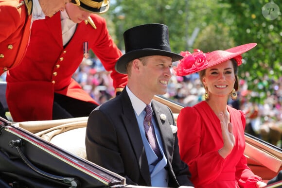 Quelques heures plus tôt, il était dans un tout autre style à Ascot.
Le prince William, prince de Galles, et Catherine (Kate) Middleton, princesse de Galles - La famille royale britannique au meeting hippique Royal Ascot à Ascot, le 23 juin 2023. 