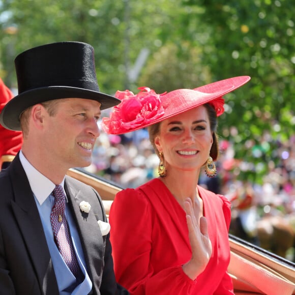 Quelques heures plus tôt, il était dans un tout autre style à Ascot.
Le prince William, prince de Galles, et Catherine (Kate) Middleton, princesse de Galles - La famille royale britannique au meeting hippique Royal Ascot à Ascot, le 23 juin 2023. 