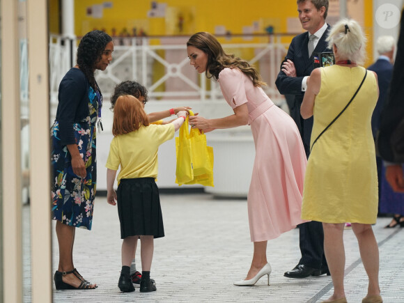 Elle s'est montrée très proche d'eux.
Kate Middleton, princesse de Galles et marraine du V&A, en visite au Young V&A à Bethnal Green, dans l'est de Londres, avant sa réouverture public samedi. 28 juin 2023 à Londres.