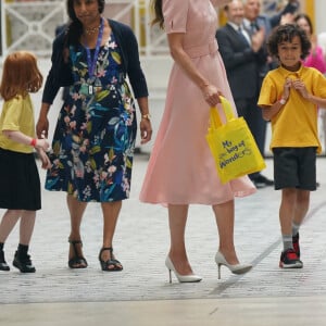 Elle a en effet rencontré tout un groupe d'élèves qui lui ont fait un câlin.
Kate Middleton, princesse de Galles et marraine du V&A, en visite au Young V&A à Bethnal Green, dans l'est de Londres, avant sa réouverture public samedi. 28 juin 2023 à Londres.