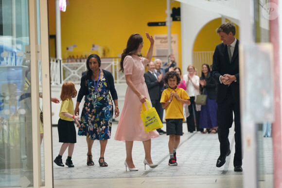 Elle a en effet rencontré tout un groupe d'élèves qui lui ont fait un câlin.
Kate Middleton, princesse de Galles et marraine du V&A, en visite au Young V&A à Bethnal Green, dans l'est de Londres, avant sa réouverture public samedi. 28 juin 2023 à Londres.