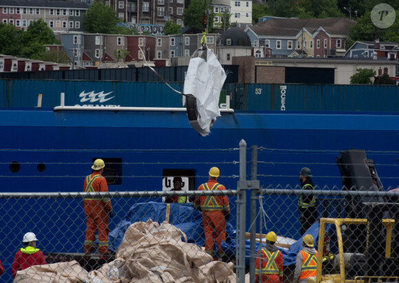 A noter que les opérations de recherches sont à présent terminées. 
Les débris du "Titan" retrouvés et ramenés sur terre. Photo de Paul Daly/CP/ABACAPRESS.COM