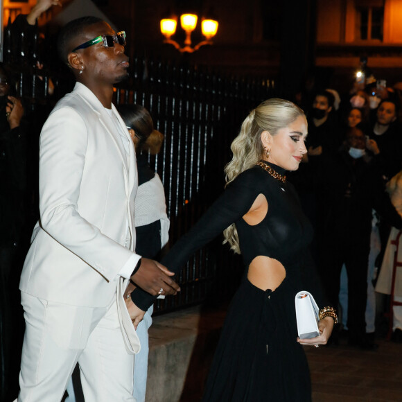 En cause, ses propos sur le racisme il  ya plusieurs semaines, qui lui ont valu pas mal de critiques
Paul Pogba et sa femme Maria Zulay Salaues - Arrivées et sorties du défilé Off-White Femme Automne/hiver 2022/2023 au palais Brongniart à Paris, France, le 28 février 2022. © Veeren-Christophe Clovis / Bestimage