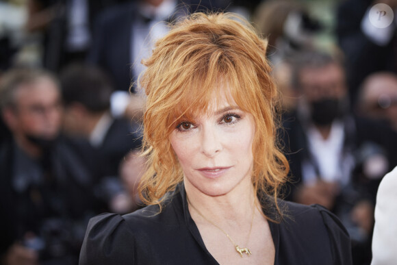 Mylène Farmer - Montée des marches du film " OSS 117 : Alerte rouge en Afrique Noire " lors du 74ème Festival International du Film de Cannes. Le 17 juillet 2021 © Borde-Jacovides-Moreau / Bestimage 