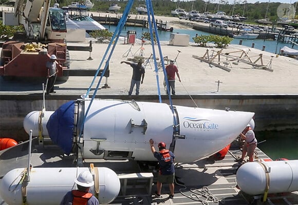 Les cinq passagers du submersibles Titan seraient donc tous morts sur le coup
Titanic : un sous-marin touristique explorant l'épave disparaît, des recherches lancées Le sous-marin touristique, qui compte cinq personnes à bord, devait explorer l'épave du célèbre navire, naufragé en 1912. Un homme d'affaires britannique figurerait parmi les portés disparus. Il était parti en mission au fond des mers. Un sous-marin touristique, utilisé pour explorer l'épave du Titanic, a disparu en plein océan Atlantique, annoncent les garde-côtes de Boston, aux États-Unis, à la BBC ce lundi 19 juin 2023. Une mission de recherche et sauvetage a été lancée. Le Canada est également impliqué, aidant les recherches avec un bateau et un avion, ont indiqué à l'AFP les garde-côtes canadiens. L'homme d'affaires britannique Hamish Harding, PDG de l'entreprise " Action Aviation ", a indiqué récemment sur les réseaux sociaux qu'il allait faire partie de l'équipage. Depuis 2021, la société Ocean Gate Expeditions organise des missions de recherche et d'exploration autour de l'épave du bateau. © OceanGate Expeditions via Bestimage 