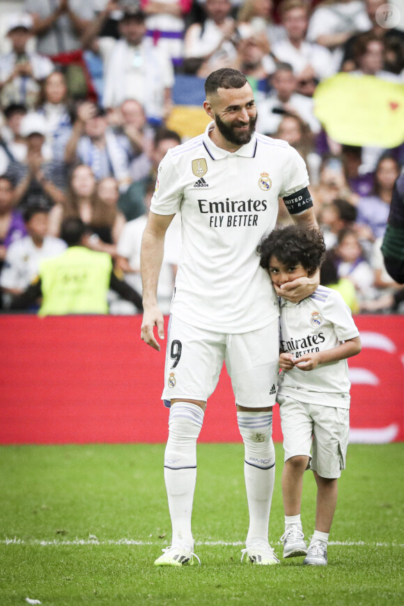 Karim Benzema très ému au côté de son fils Ibrahim lors de son dernier match avec le Real Madrid au stade Santiago Bernabeu, le 4 juin 2023.