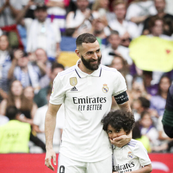 Karim Benzema très ému au côté de son fils Ibrahim lors de son dernier match avec le Real Madrid au stade Santiago Bernabeu, le 4 juin 2023.