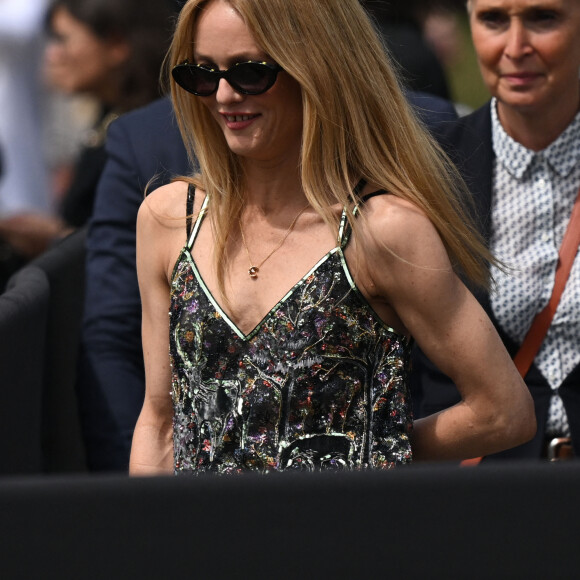 Installée auprès de Charlotte Casiraghi et du rappeur américain Kendrick Lamar, elle a largement profité du spectacle.
Vanessa Paradis - Arrivées au défilé de mode Chanel collection Haute Couture Automne/Hiver 2023/24 lors de la Fashion Week de Paris (PFW), à Paris, France, le 4 juillet 2023.