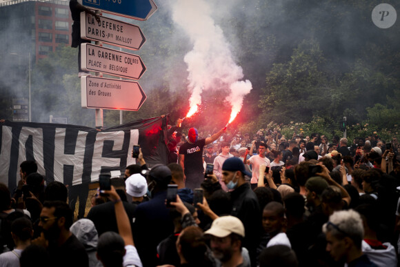 "J'ai réussi à l'apercevoir quand il sortait de l'école, mais sa mère a tout fait pour que je ne puisse jamais assumer mon rôle de père", a affirmé le père de Nahel
Marche blanche organisée en hommage à Nahel jeune homme tué par un policier après un refus d'obtempérer, à Nanterre, France, le 29 juin 2023. 6.200 personnes sont présentes, selon la police. © Jean-Baptiste Autissier/Panoramic/bestimage 