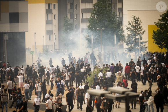 Marche blanche organisée en hommage à Nahel jeune homme tué par un policier après un refus d'obtempérer, à Nanterre, France, le 29 juin 2023. 6.200 personnes sont présentes, selon la police. © Jean-Baptiste Autissier/Panoramic/bestimage 