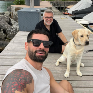 Hugo Manos prend la photo, apparaissant ainsi en premier plan, tandis que Laurent Ruquier se dévoile souriant dans le fond, au côté de leur chien Tigane.
Laurent Ruquier lors de vacances en Suisse avec son jeune compagnon Hugo Manos - Instagram, 5 juillet 2023.