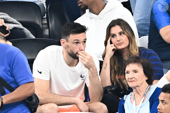 Arrivée aux urgences le 29 juin au soir, Marine Lloris affirme n'avoir pas été prise en charge
Hugo lloris avec sa femme Marine - People et joueurs en famille dans les tribunes lors du match de demi-finale "France - Maroc" lors de la Coupe du Monde 2022 au Qatar (FIFA World Cup Qatar 2022) le 14 décembre 2022. © Philippe Perusseau / Bestimage