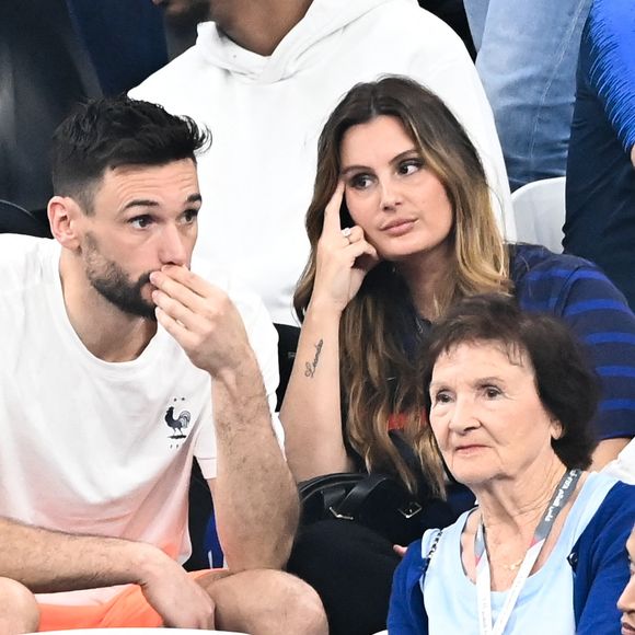 Arrivée aux urgences le 29 juin au soir, Marine Lloris affirme n'avoir pas été prise en charge
Hugo lloris avec sa femme Marine - People et joueurs en famille dans les tribunes lors du match de demi-finale "France - Maroc" lors de la Coupe du Monde 2022 au Qatar (FIFA World Cup Qatar 2022) le 14 décembre 2022. © Philippe Perusseau / Bestimage