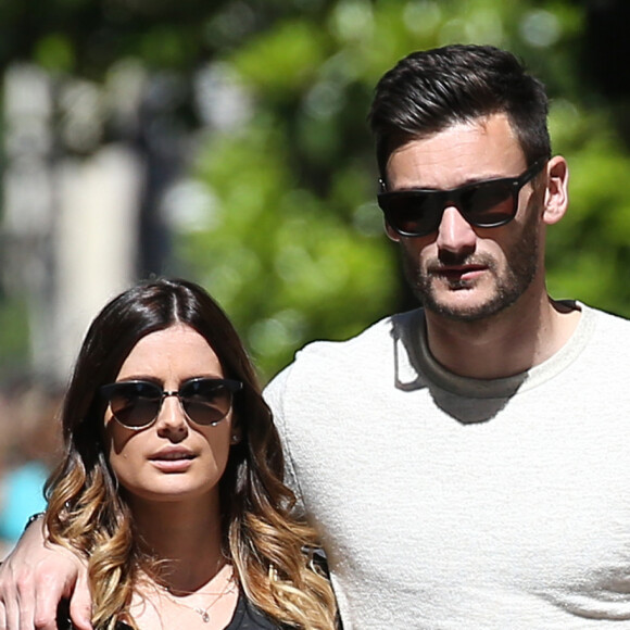 La femme d'Hugo Lloris en remet une couche !
Exclusif - Le footballeur Hugo Lloris se remet de la défaite de l'Equipe de France face à la Belgique (3-4) en faisant une petite après-midi shopping avenue Montaigne avec son épouse Marine. Le gardien de but de Tottenham ( et capitaine de l'équipe de France) à déclaré à l'Equipe que "les Bleus ne doivent pas accepter ça" (la défaite !)