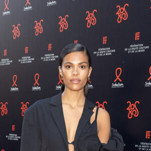 Cependant, la veste de Tina Kunakey était largement déchirée au niveau de l'épaule gauche
Tina Kunakey - Photocall de la 20ème édition du dîner de la Mode du Sidaction, "Annees Palace" au Pavillon Cambon Capucines à Paris le 6 juillet 2023. Ce dîner signe la clôture des défilés de la Semaine de la Haute Couture à Paris. Cette édition sera l'occasion de célébrer les vingt ans de cet événement incontournable au profit de la lutte contre le sida. Le Chef Y. Alléno, chef trois étoiles au Guide Michelin, signe le menu de la 20ème édition de ce dîner de gala. Grâce à la mobilisation des personnalités de la mode, du cinéma et des médias, le Dîner de la mode avait permis de collecter 726 000 euros en faveur de la lutte contre le VIH/sida en 2022. Sidaction peut ainsi renforcer son action en faveur des programmes de recherche scientifique, médicale et de prévention du VIH et des associations d'aide aux personnes vivant avec le VIH en France et à l'international. Depuis 2003, le Dîner de la Mode a permis de collecter plus de onze millions d'euros. Plus que jamais, nous devons rester mobilisés pour faire reculer l'épidémie de VIH.© Olivier Borde/Bestimage 