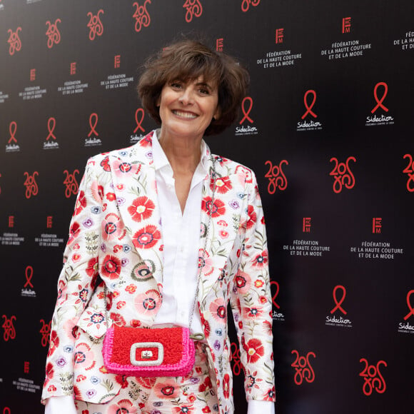 Inès de la Fressange - Photocall de la 20ème édition du dîner de la Mode du Sidaction, "Annees Palace" au Pavillon Cambon Capucines à Paris le 6 juillet 2023. Ce dîner signe la clôture des défilés de la Semaine de la Haute Couture à Paris. Cette édition sera l'occasion de célébrer les vingt ans de cet événement incontournable au profit de la lutte contre le sida. Le Chef Y. Alléno, chef trois étoiles au Guide Michelin, signe le menu de la 20ème édition de ce dîner de gala. Grâce à la mobilisation des personnalités de la mode, du cinéma et des médias, le Dîner de la mode avait permis de collecter 726 000 euros en faveur de la lutte contre le VIH/sida en 2022. Sidaction peut ainsi renforcer son action en faveur des programmes de recherche scientifique, médicale et de prévention du VIH et des associations d'aide aux personnes vivant avec le VIH en France et à l'international. Depuis 2003, le Dîner de la Mode a permis de collecter plus de onze millions d'euros. Plus que jamais, nous devons rester mobilisés pour faire reculer l'épidémie de VIH.© Olivier Borde/Bestimage 