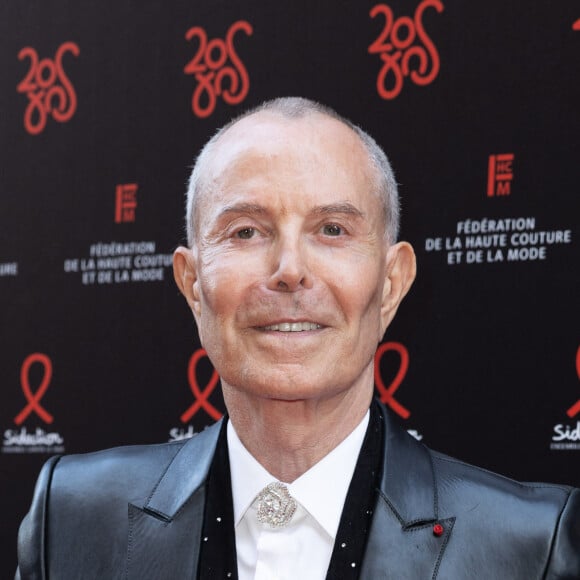 Jean-Claude Jitrois - Photocall de la 20ème édition du dîner de la Mode du Sidaction, "Annees Palace" au Pavillon Cambon Capucines à Paris le 6 juillet 2023. Ce dîner signe la clôture des défilés de la Semaine de la Haute Couture à Paris. Cette édition sera l'occasion de célébrer les vingt ans de cet événement incontournable au profit de la lutte contre le sida. Le Chef Y. Alléno, chef trois étoiles au Guide Michelin, signe le menu de la 20ème édition de ce dîner de gala. Grâce à la mobilisation des personnalités de la mode, du cinéma et des médias, le Dîner de la mode avait permis de collecter 726 000 euros en faveur de la lutte contre le VIH/sida en 2022. Sidaction peut ainsi renforcer son action en faveur des programmes de recherche scientifique, médicale et de prévention du VIH et des associations d'aide aux personnes vivant avec le VIH en France et à l'international. Depuis 2003, le Dîner de la Mode a permis de collecter plus de onze millions d'euros. Plus que jamais, nous devons rester mobilisés pour faire reculer l'épidémie de VIH.© Olivier Borde/Bestimage 