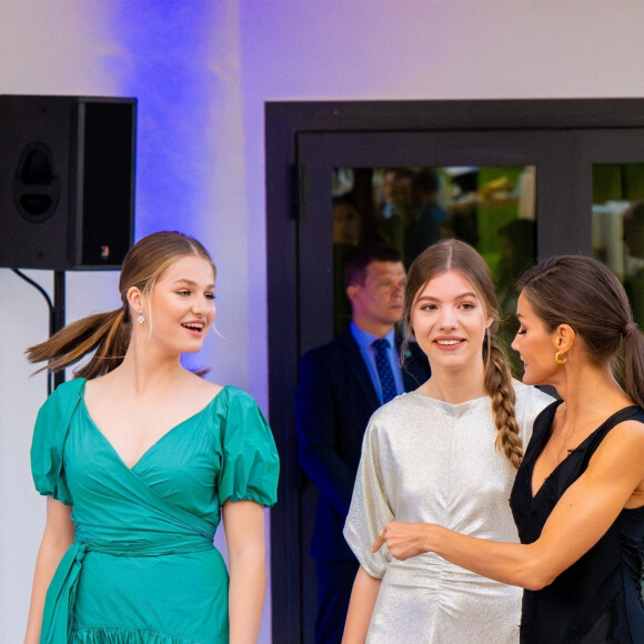 La princesse Leonor d'Espagne, la princesse Sofia et la reine Letizia - Le roi Felipe VI d'Espagne, la reine Letizia, la princesse Leonor et la princesse Sofia ont assisté à la remise des Prix de la Fondation de la princesse de Gérone 2023. Caldes de Malavella, Gérone - 5 juillet 2023.