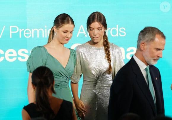 Sa soeur Sofia était à nouveau à ses côtés. 
Leonor  et Sofia d'Espagne - Le roi Felipe VI d'Espagne, la reine Letizia, la princesse Leonor et la princesse Sofia ont assisté à la remise des Prix de la Fondation de la princesse de Gérone 2023. Caldes de Malavella, Gérone - 5 juillet 2023. 