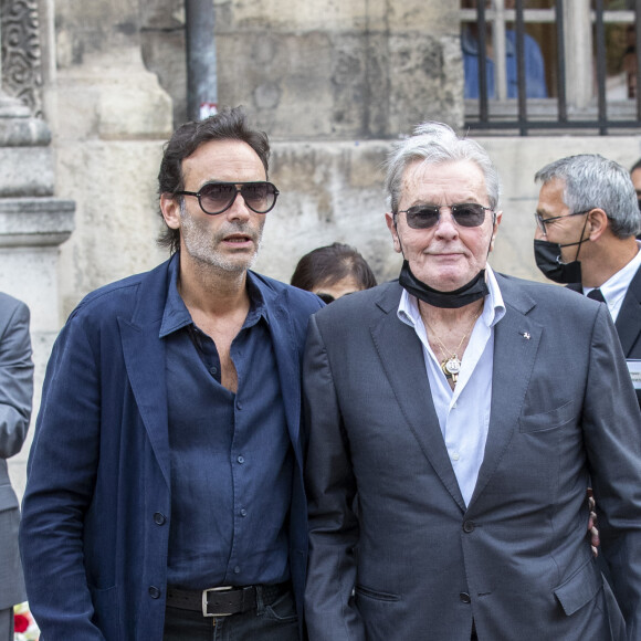 Qui se seraient déroulés dans l'ombre, avec parmi les victimes supposées de Hiromi, Loubo, le berger malinois de l'acteur.
Anthony Delon, Alain Delon - Obsèques de Jean-Paul Belmondo en en l'église Saint-Germain-des-Prés, à Paris le 10 septembre 2021. © Cyril Moreau / Bestimage