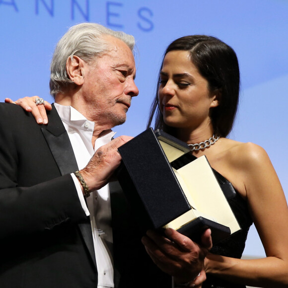 Alain Delon et sa fille Anouchka - Remise de la Palme d'Honneur à Alain Delon lors du 72ème Festival International du Film de Cannes. © Jacovides-Moreau / Bestimage