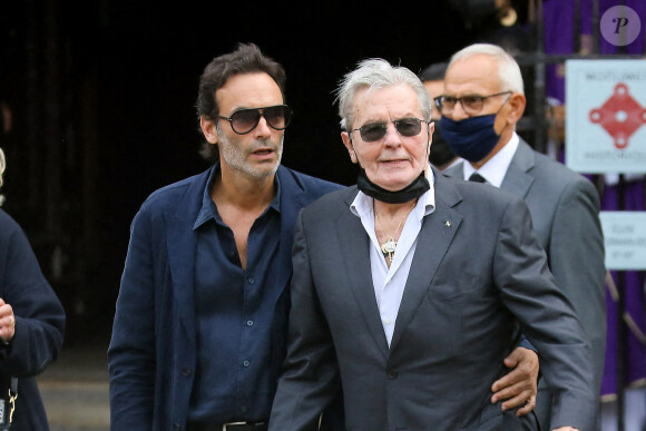 Alain Delon et son fils Anthony - Obsèques de Jean-Paul Belmondo en l'église Saint-Germain-des-Prés, à Paris. © Dominique Jacovides / Bestimage