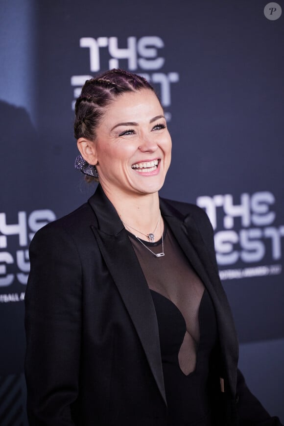 Sur Instagram, elle a publié un selfie d'elle à la plage, dans un joli bikini rose
 
Laure Boulleau - Photocall de la cérémonie des Best FIFA Football Awards à la salle Pleyel à Paris le 27 février 2023. © Cyril Moreau / Bestimage