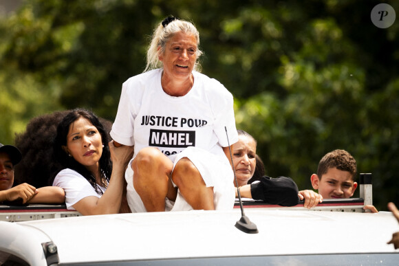 Mounia, la mère de Nahel en ouverture de cortège sur le camion lors de la marche blanche organisée en hommage à Nahel jeune homme tué par un policier après un refus d'obtempérer, à Nanterre, France, le 29 juin 2023. 6 200 personnes sont présentes, selon la police. © Jean-Baptiste Autissier/Panoramic/bestimage