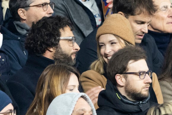 En effet, sur Instagram ce samedi 8 juillet, l'animatrice a partagé une photo d'une union.
Maxim Nucci (Yodelice) et sa compagne Isabelle Ithurburu dans les tribunes lors du match de rugby du Tournoi des 6 Nations opposant la France à l'Angleterre au stade de France, à Saint-Denis, Seine Saint-Denis, France, le 19 mars 2022. © Cyril Moreau/Bestimage