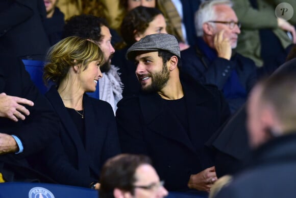 Isabelle Ithurburu et son compagnon Maxim Nucci - People dans les tribunes du Parc des Princes lors du Match PSG contre Nice le 27 octobre 2017. © Giancarlo Gorassini/Bestimage