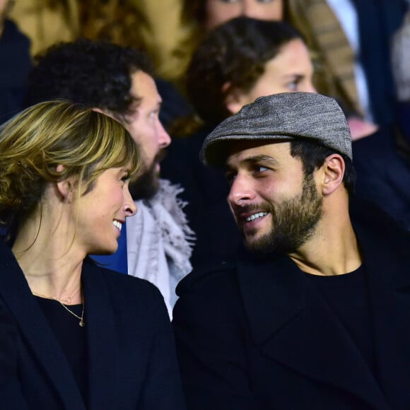 Isabelle Ithurburu et son compagnon Maxim Nucci - People dans les tribunes du Parc des Princes lors du Match PSG contre Nice le 27 octobre 2017. © Giancarlo Gorassini/Bestimage