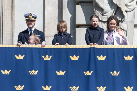 D'autres ont estimé qu'Alexander et Gabriel pourraient être jumeaux en raison de leur forte ressemblance !
Prince Carl Philip, la princesse Sofia, le prince Alexander, le prince Gabriel et le prince Julian lors de la parade traditionnelle pour le 77ème anniversaire du roi au palais royal de Stockholm, le 30 avril 2023