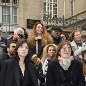 Un souvenir difficile mais qu'elle ne remet pas en cause, fière des célèbres parents qu'elle a 
Charlotte Gainsbourg et sa mère Jane Birkin - Cérémonie d'inauguration de la plaque commémorative en l'honneur de Serge Gainsbourg, au 11 bis Rue Chaptal (où le chanteur passa une partie de son enfance), à Paris. Le 10 Mars 2016