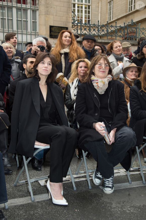 Un souvenir difficile mais qu'elle ne remet pas en cause, fière des célèbres parents qu'elle a 
Charlotte Gainsbourg et sa mère Jane Birkin - Cérémonie d'inauguration de la plaque commémorative en l'honneur de Serge Gainsbourg, au 11 bis Rue Chaptal (où le chanteur passa une partie de son enfance), à Paris. Le 10 Mars 2016