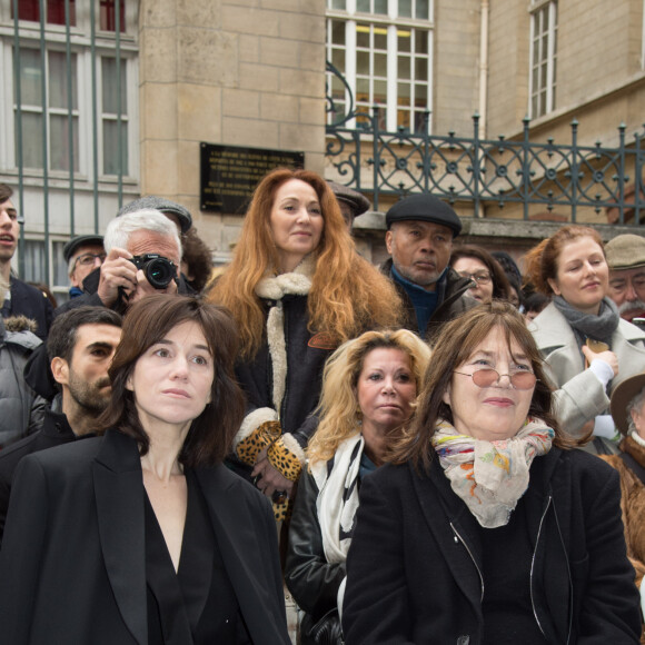 Un souvenir difficile mais qu'elle ne remet pas en cause, fière des célèbres parents qu'elle a 
Charlotte Gainsbourg et sa mère Jane Birkin - Cérémonie d'inauguration de la plaque commémorative en l'honneur de Serge Gainsbourg, au 11 bis Rue Chaptal (où le chanteur passa une partie de son enfance), à Paris. Le 10 Mars 2016