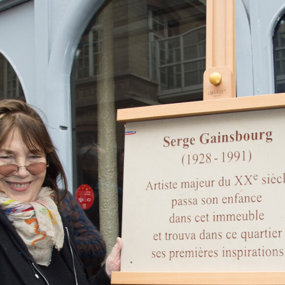 Jane Birkin et sa fille Charlotte Gainsbourg - Cérémonie d'inauguration de la plaque commémorative en l'honneur de Serge Gainsbourg, au 11 bis Rue Chaptal (où le chanteur passa une partie de son enfance), à Paris. Le 10 Mars 2016