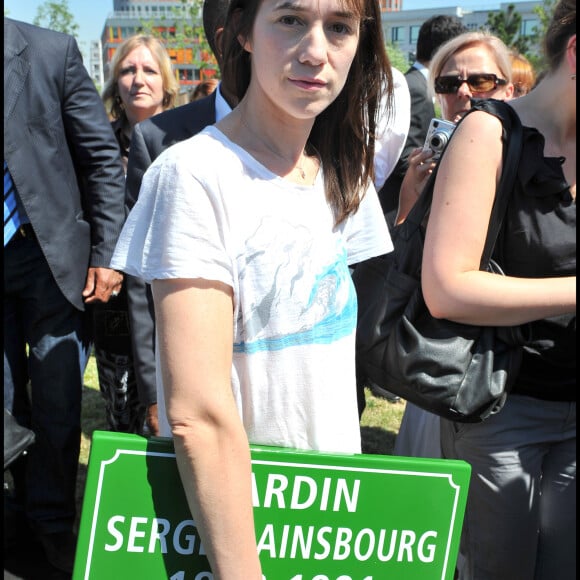 Charlotte Gainsbourg inaugurant le jardin au nom de son père métro porte des Lilas