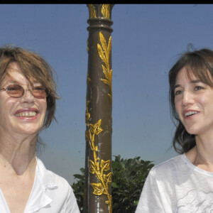 Charlotte Gainsbourg inaugurant le jardin au nom de son père métro porte des Lilas avec sa mère Jane Birkin