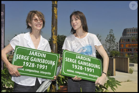 Charlotte Gainsbourg inaugurant le jardin au nom de son père métro porte des Lilas avec sa mère Jane Birkin