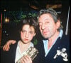 Charlotte Gainsbourg a parlé de sa relation complexe avec son père, légende de la musique française
Charlotte Gainsbourg avec son père Serge lors des César